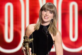 taylor-swift-at-the-2026-mtv-vmas:-pop’s-biggest-star-accepts-top-prize-and-inaugural-honor,-debuts-“patient-zero”-music-video