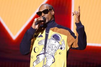 snoop-dogg-pokes-fun-at-madonna-in-vmas-monologue:-“she-ain’t-a-virgin-no-more”