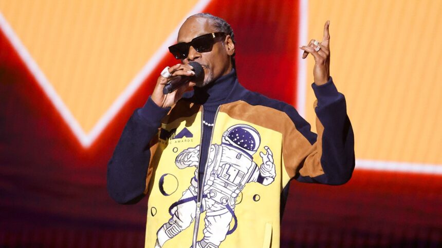 snoop-dogg-pokes-fun-at-madonna-in-vmas-monologue:-“she-ain’t-a-virgin-no-more”