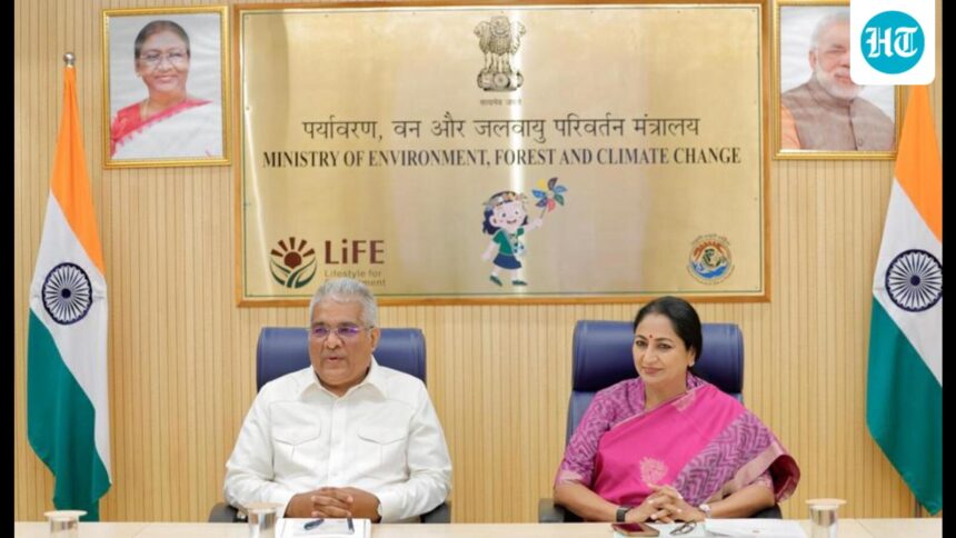 delhi-cm-attends-meeting-with-union-environment-minister-on-pollution-measures