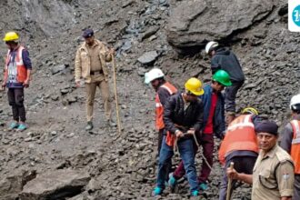 about-1,500-pilgrims-stranded-along-kedarnath-trek-route-evacuated-after-landslide