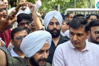 aap-delhi-protest-live:-aap’s-saurabh-bharadwaj,-jarnail-singh-detained-during-protest-against-delhi-minister