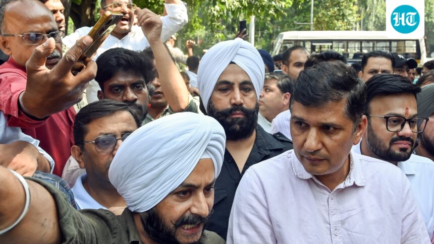 aap-delhi-protest-live:-aap’s-saurabh-bharadwaj,-jarnail-singh-detained-during-protest-against-delhi-minister