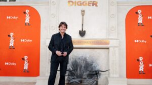 with-‘digger,’-tom-cruise-takes-on-his-riskiest-business-yet