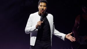 lionel-richie-hospitalized-following-st.-louis-concert,-source-says