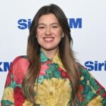 kelly-clarkson-performs-“golden”-from-‘kpop-demon-hunters’-for-final-talk-show 