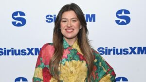 kelly-clarkson-performs-“golden”-from-‘kpop-demon-hunters’-for-final-talk-show 