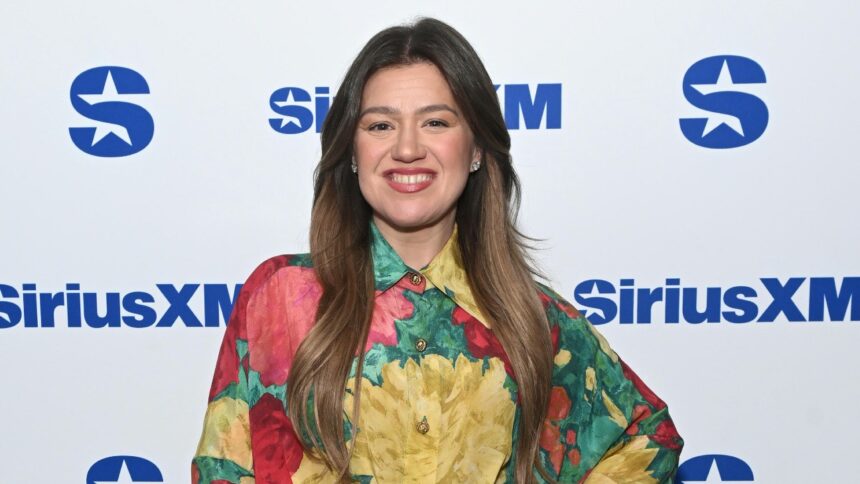 kelly-clarkson-performs-“golden”-from-‘kpop-demon-hunters’-for-final-talk-show 