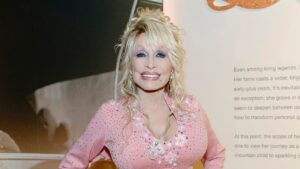dolly-parton’s-hollywood-walk-of-fame-star-vandalized