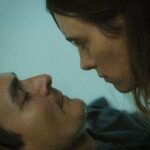 ‘my-notes-on-mars’-review:-mackenzie-davis-and-rupert-friend-play-a-trauma-shaken-couple-in-clever-sci-fi-puzzler