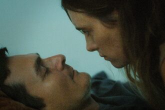 ‘my-notes-on-mars’-review:-mackenzie-davis-and-rupert-friend-play-a-trauma-shaken-couple-in-clever-sci-fi-puzzler