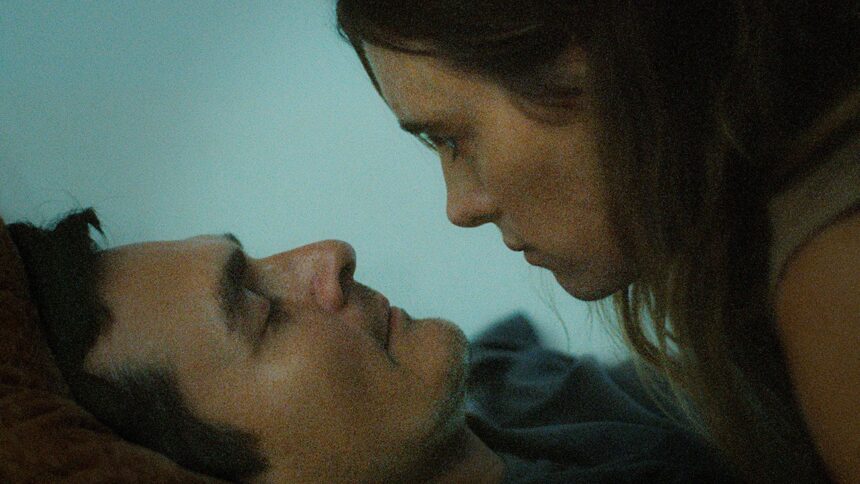 ‘my-notes-on-mars’-review:-mackenzie-davis-and-rupert-friend-play-a-trauma-shaken-couple-in-clever-sci-fi-puzzler
