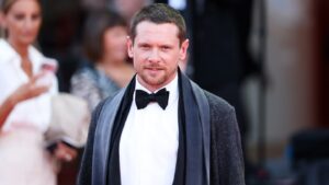 jack-o’connell-braves-the-venice-heat-(and-gets-sweaty)-in-dior-look-by-jonathan-anderson