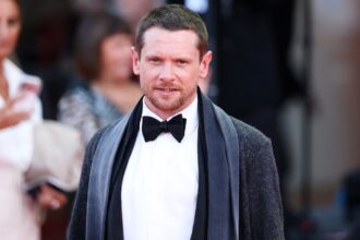 jack-o’connell-braves-the-venice-heat-(and-gets-sweaty)-in-dior-look-by-jonathan-anderson
