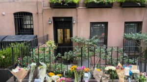 outside-gloria-steinem’s-home,-her-legacy-lives-on