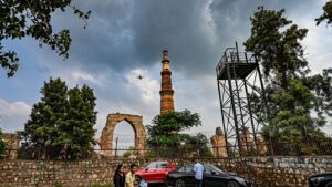 imd-issues-red-alert-in-delhi-for-heavy-rain;-noida,-ghaziabad-also-experience-downpour