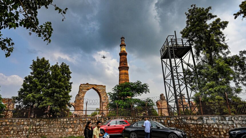 imd-issues-red-alert-in-delhi-for-heavy-rain;-noida,-ghaziabad-also-experience-downpour