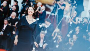 maggie-gyllenhaal’s-venice-film-festival-style
