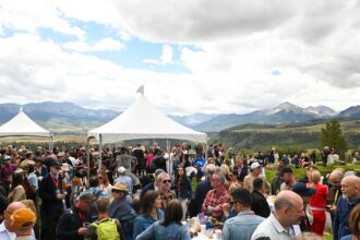 telluride-film-fest-kicks-off-with-brunch,-‘wild-horse-nine’-north-american-premiere