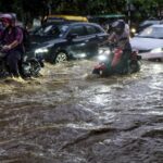 gurugram-under-orange-alert-as-heavy-rain-floods-roads,-disrupts-traffic