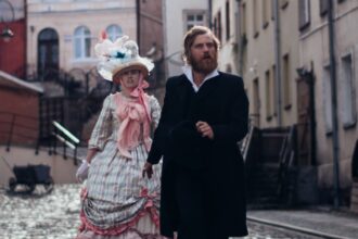 ‘the-idiot(s)’-review:-aimee-lou-wood-and-johnny-flynn-sparkle-in-a-playful,-indulgent-tribute-to-fyodor-dostoevsky’s-underappreciated-wife
