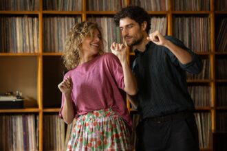 ‘it-will-happen-tonight’-review:-italian-auteur-nanni-moretti’s-searing-and-sea-sawing-romance-is-passionate-to-a-fault