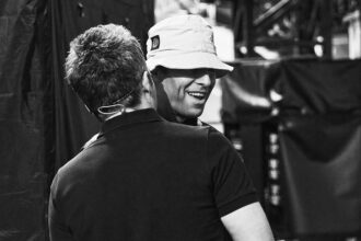 ‘oasis:-don’t-look-back-in-anger’-review:-a-rich-and-poignant-celebration-of-a-beloved-band’s-glorious-and-improbable-return