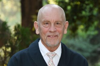 john-malkovich-returning-to-israel-with-‘the-music-critic’