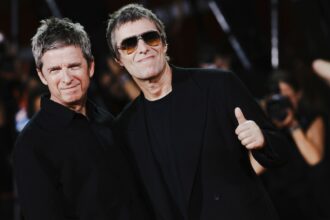 liam-and-noel-gallagher-lock-arms-at-venice-premiere-of-‘oasis:-don’t-look-back-in-anger’