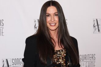 alanis-morissette-sues-former-tour-manager-over-alleged-“calculated-blackmail-campaign”
