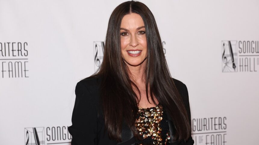 alanis-morissette-sues-former-tour-manager-over-alleged-“calculated-blackmail-campaign”