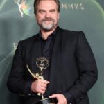 david-harbour-thanks-hbo-for-“tons-of-notes”-as-he-lands-first-emmy-win