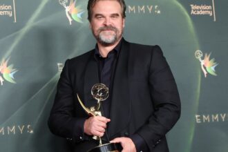 david-harbour-thanks-hbo-for-“tons-of-notes”-as-he-lands-first-emmy-win