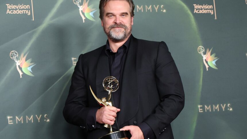 david-harbour-thanks-hbo-for-“tons-of-notes”-as-he-lands-first-emmy-win