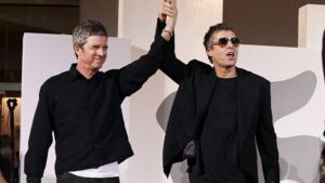 liam-&-noel-gallagher-locked-arms-in-venice,-and-it-wasn’t-a-pr-move