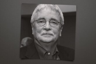 bruce-davis,-longtime-film-academy-chief-executive,-dies-at-83
