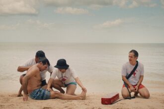 ‘hombre-al-agua’-review:-gael-garcia-bernal’s-chaotic-mexican-dramedy-has-a-hard-time-staying-above-water