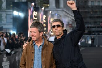 liam-and-noel-gallagher-soak-up-london-love-at-uk.-premiere-of-‘oasis:-don’t-look-back-in-anger’