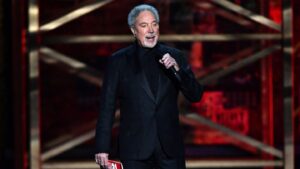 tom-jones-claims-he’s-been-fired-from-‘the-voice-uk.’-over-“financial-difficulty-with-insurance”