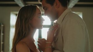 ‘remain’-teaser-trailer:-jake-gyllenhaal,-phoebe-dynevor-star-in-m.-night-shyamalan-and-nicholas-sparks’-supernatural-romance