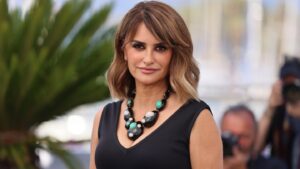 toronto:-penelope-cruz-to-guest-on-live-episode-of-thr’s-‘awards-chatter’-pod-as-fest-premieres-‘la-bola-negra’-and-‘bunker’