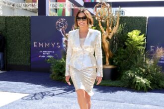 mariska-hargitay-is-enlisting-the-‘colbert’-team-for-her-emmys-hosting-gig,-writers-“set-up-shop”-at-‘svu’-for-several-months-of-prep