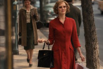 ‘the-housewife’-review:-naomi-watts-is-superb-in-an-initially-riveting,-increasingly-generic-portrait-of-deceptive-1960s-american-domesticity