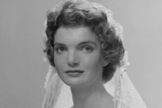 jackie-kennedy’s-wedding-dress:-all-about-her-gown-&-designer-73-years-after-she-wore-it