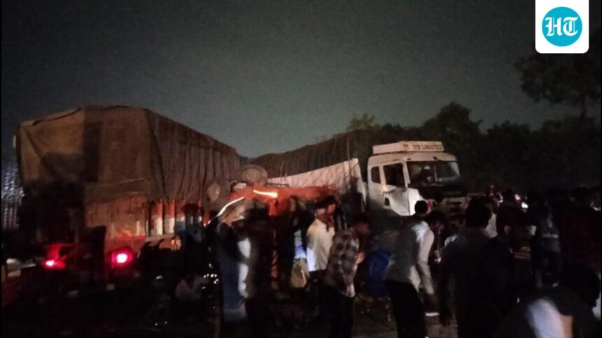 2-killed,-12-injured-in-multi-vehicle-crash-on-pune-bengaluru-highway