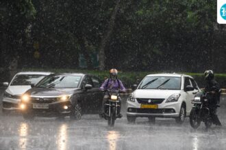 last-few-monsoon-showers-for-delhi?-imd-forecasts-light-to-heavy-rain-in-some-areas-over-next-three-days