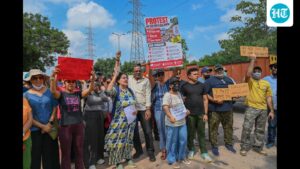 gurugram-residents-protest-illegal-dumping-along-gcer,-sector-23a