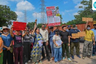 gurugram-residents-protest-illegal-dumping-along-gcer,-sector-23a