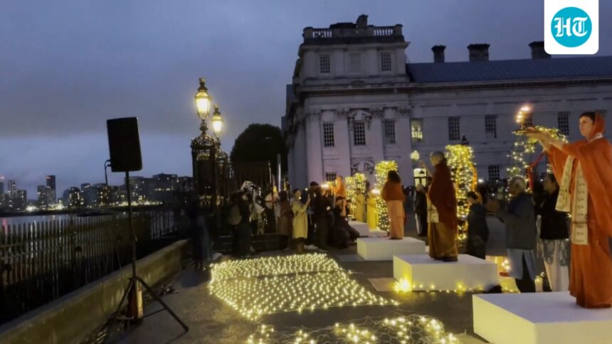 in-a-first,-ganga-aarti-held-on-london’s-thames-river-|-watch