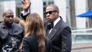 jay-z-reflects-on-“manifesting”-his-life-on-early-records-at-‘jay-z-in-8’-world-premiere